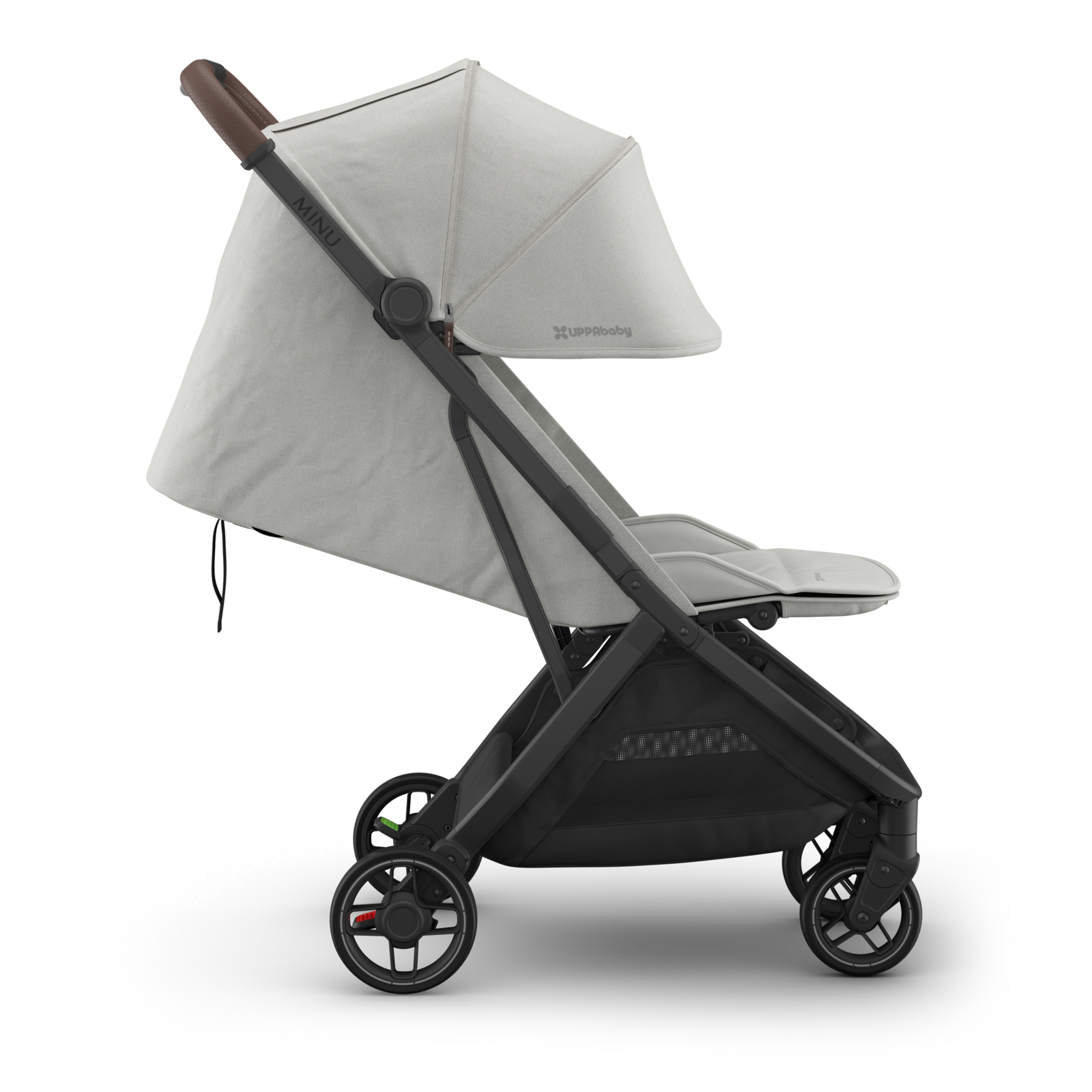 Travel stroller with grey pearl fabric, Carbon frame and saddle leather handle. Side view. 